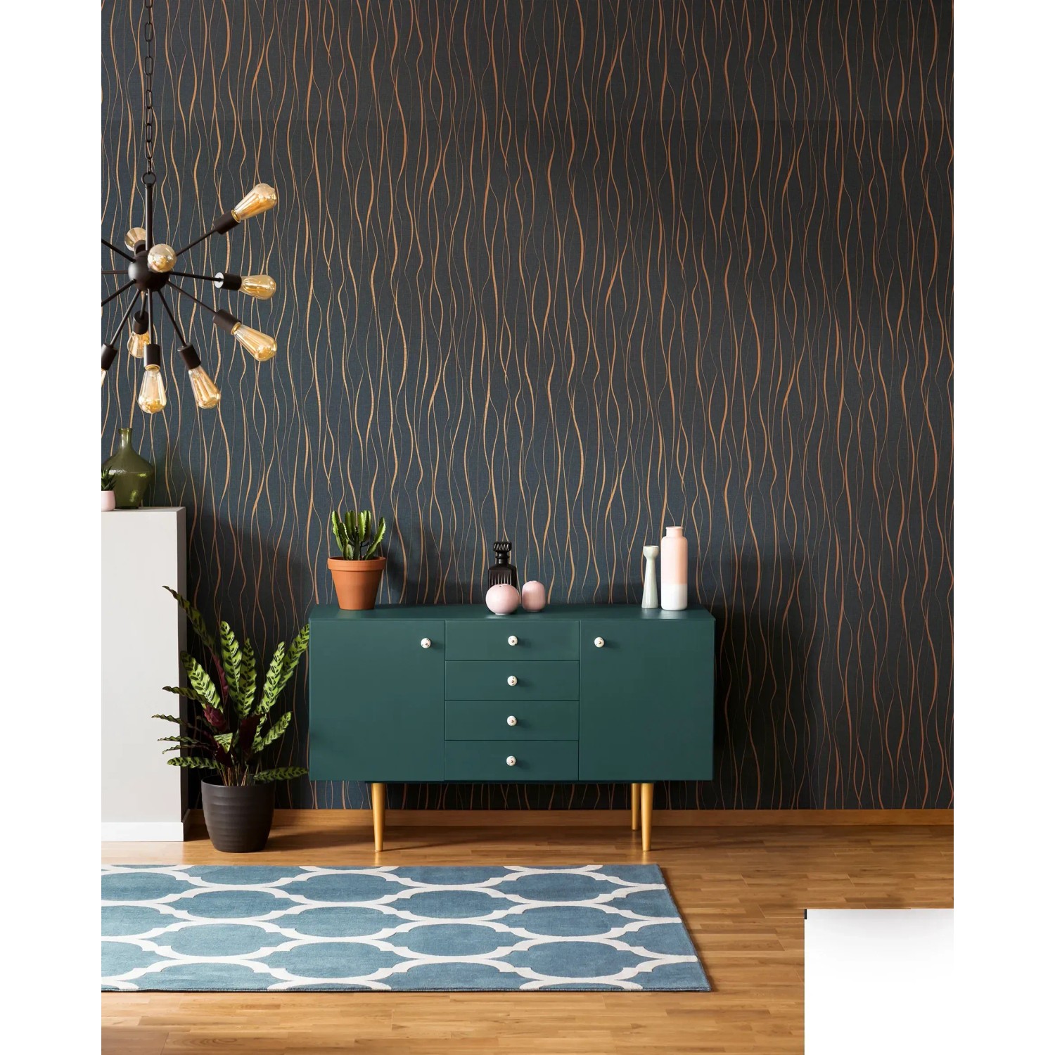 Marburg Vliestapete Ivy Nov Welle Gold im Wohnraum: Dunkler Hintergrund mit goldenen Wellenlinien.