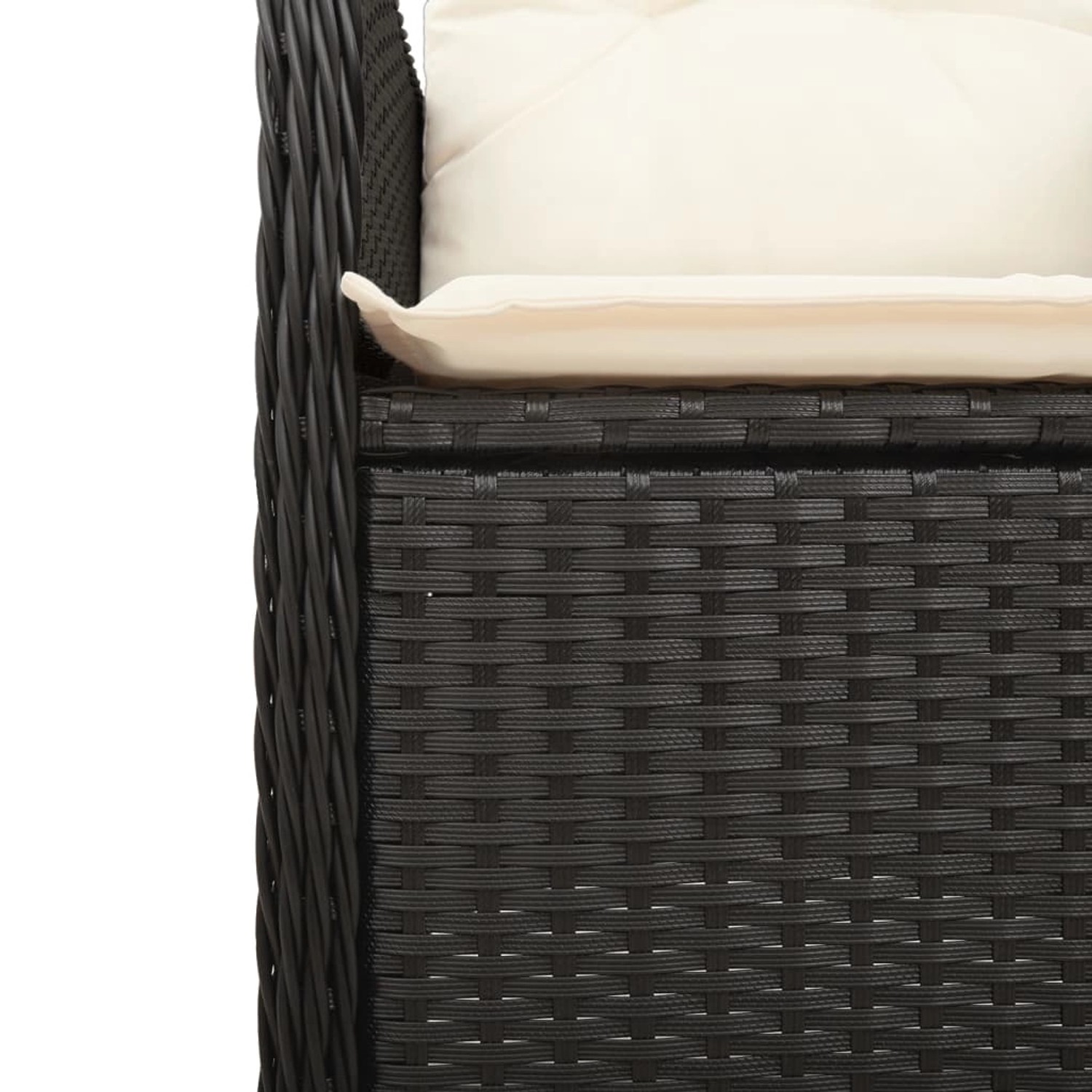 Detailansicht: Schwarzer Rattan Gartenstuhl mit cremefarbenen Kissen aus dem vidaXL Bistro-Set.