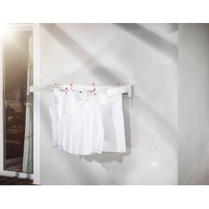 Leifheit Wandwäschetrockner Telegant 36 Protect Plus mit Wäsche an der Wand.