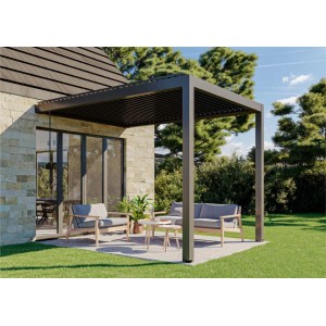 Wandmontierte Huun Pergola Piano in Anthrazit, 300x400 cm, mit Lamellendach und Sitzgruppe im Garten.