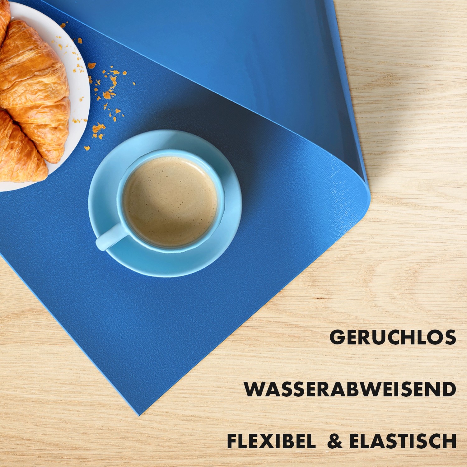 Blaue KARAT Tischfolie Empire (80x190 cm) mit Kaffee und Croissant. Abgeschrägte Kante.