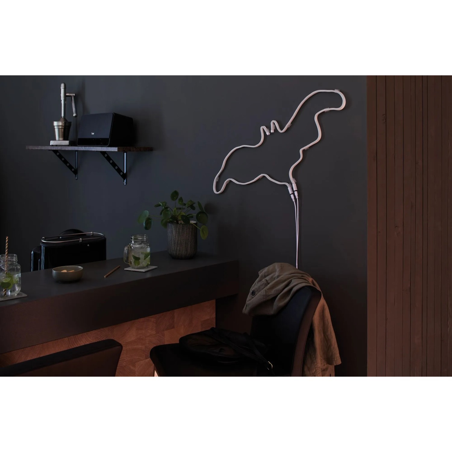 Neon LED-Streifen als Fledermaus, Teil des Paulmann Colorflex USB Sets. Dekorative Beleuchtung.