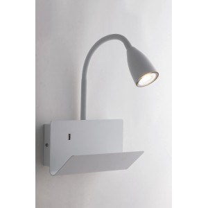 Weiße Luce Design Wandleuchte Gulp mit flexiblem Arm, USB-Anschluss und Ablage.