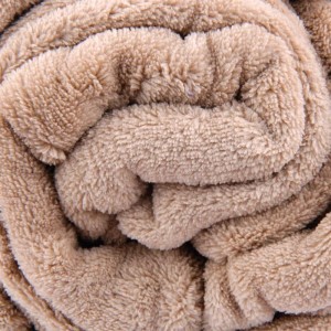 Nahaufnahme: Beige Bestlivings Babydecke aus Mikrofaser, gerollt. Kuschelig und weich.