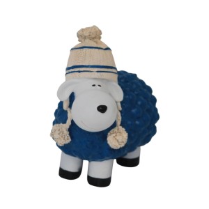 Blaue Gartenfigur Schaf mit weißem Gesicht und gestreifter Bommelmütze. Dekorative Polyresin-Figur für Garten & Terrasse.