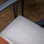 Detailaufnahme: Verstellbarer Gartenstuhl Biola in Sand-Hell mit dunkelgrauem Aluminiumgestell.