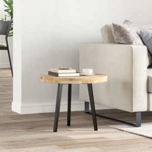 Runde Tischplatte aus hellem Akazien Massivholz, Ø50 cm, als Beistelltisch mit Büchern und Tasse neben Sofa.