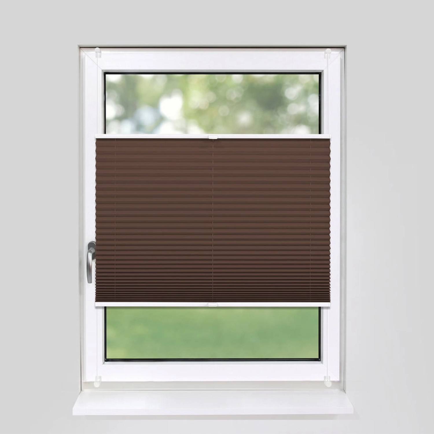 Braunes Deco-Raum Plissee Basic 50x150 cm, blickdicht, ohne Bohren am Fenster montiert.