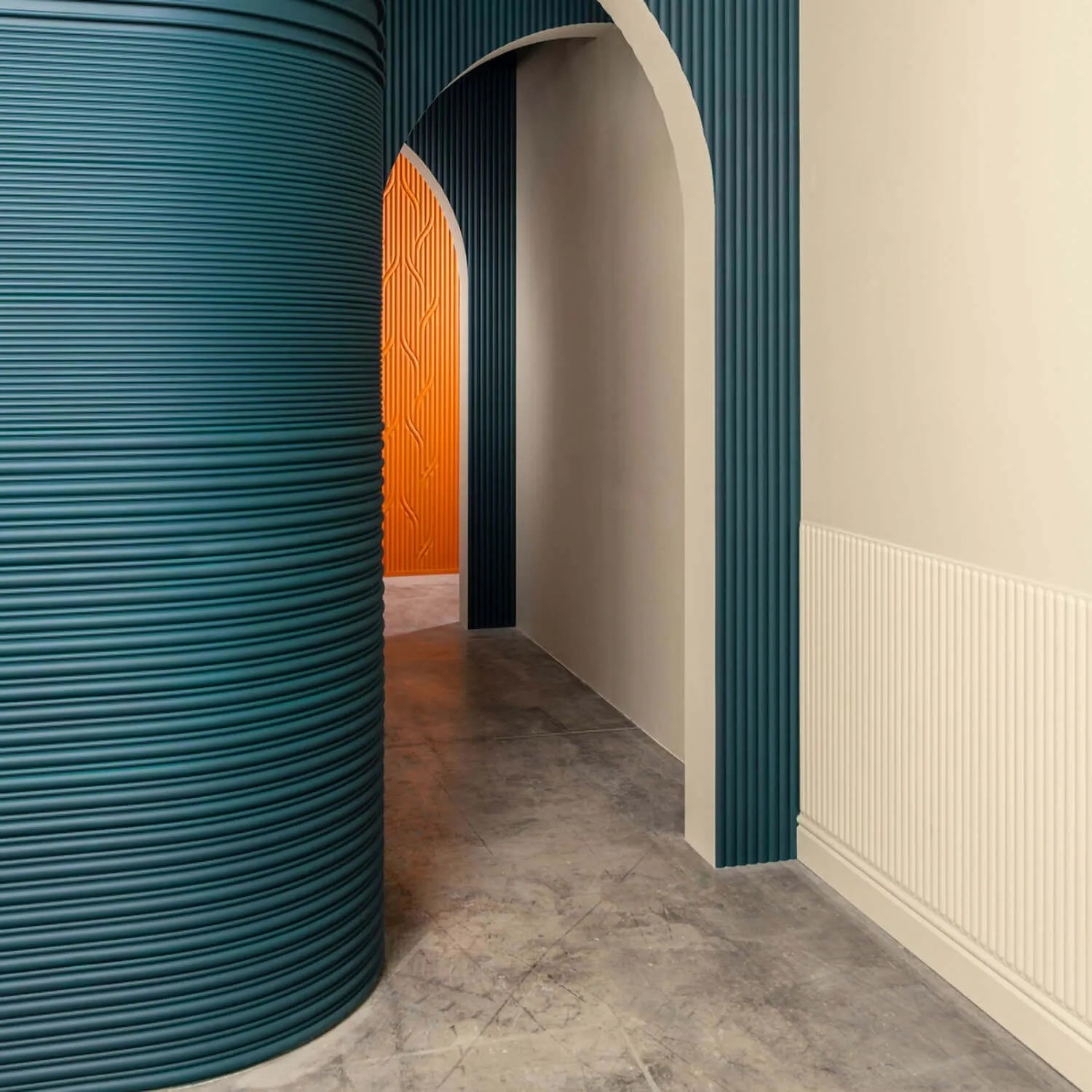 Raum mit ORAC DECOR 3D Wandpaneel in Weiß und farbigen Akzenten.