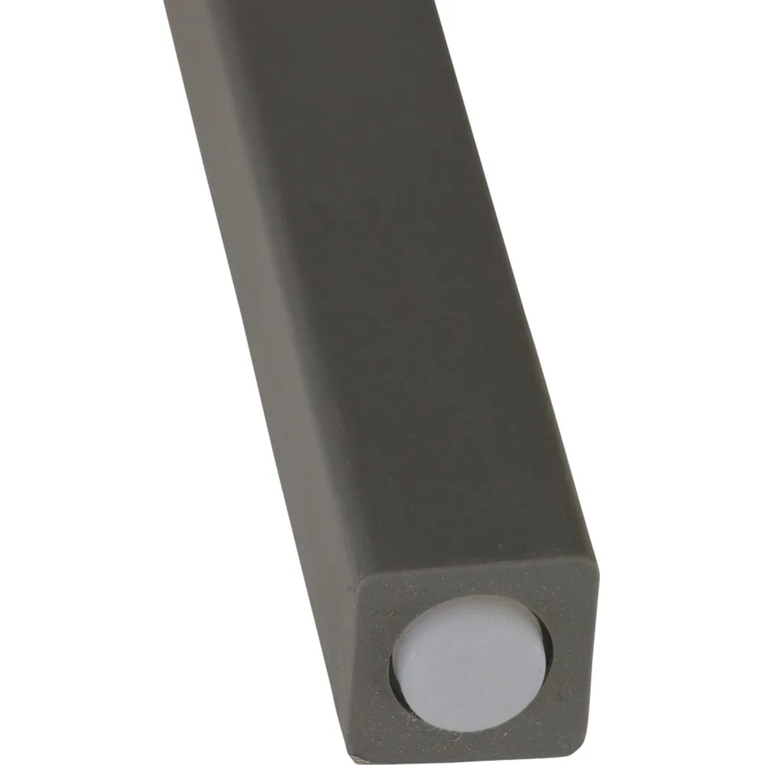 Detailaufnahme: Bein des grauen Siena Garden Square Stapelstuhls mit Bodenschoner.