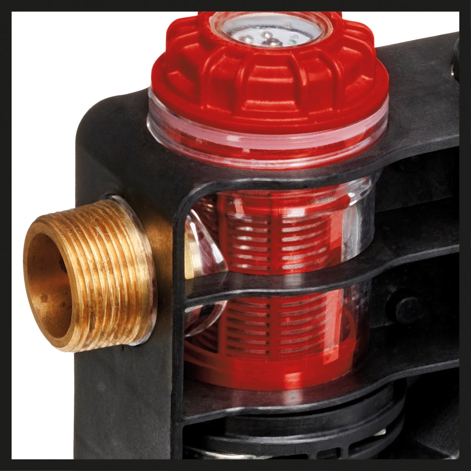 Detailaufnahme: Einhell GE-AW 1042 FS Hauswasserautomat mit Vorfilter und Wasseranschluss.