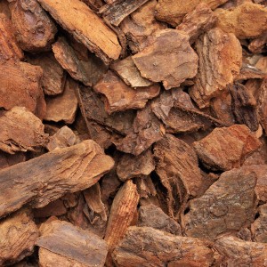 Nahaufnahme von Galamio Pinienrinde Deko, rötlich-braune Stücke für den Garten.