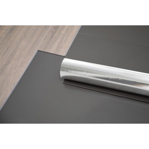 Vinylbodenunterlage Vortis Protect Plus, 1 mm stark, Rolle auf grauem Untergrund.