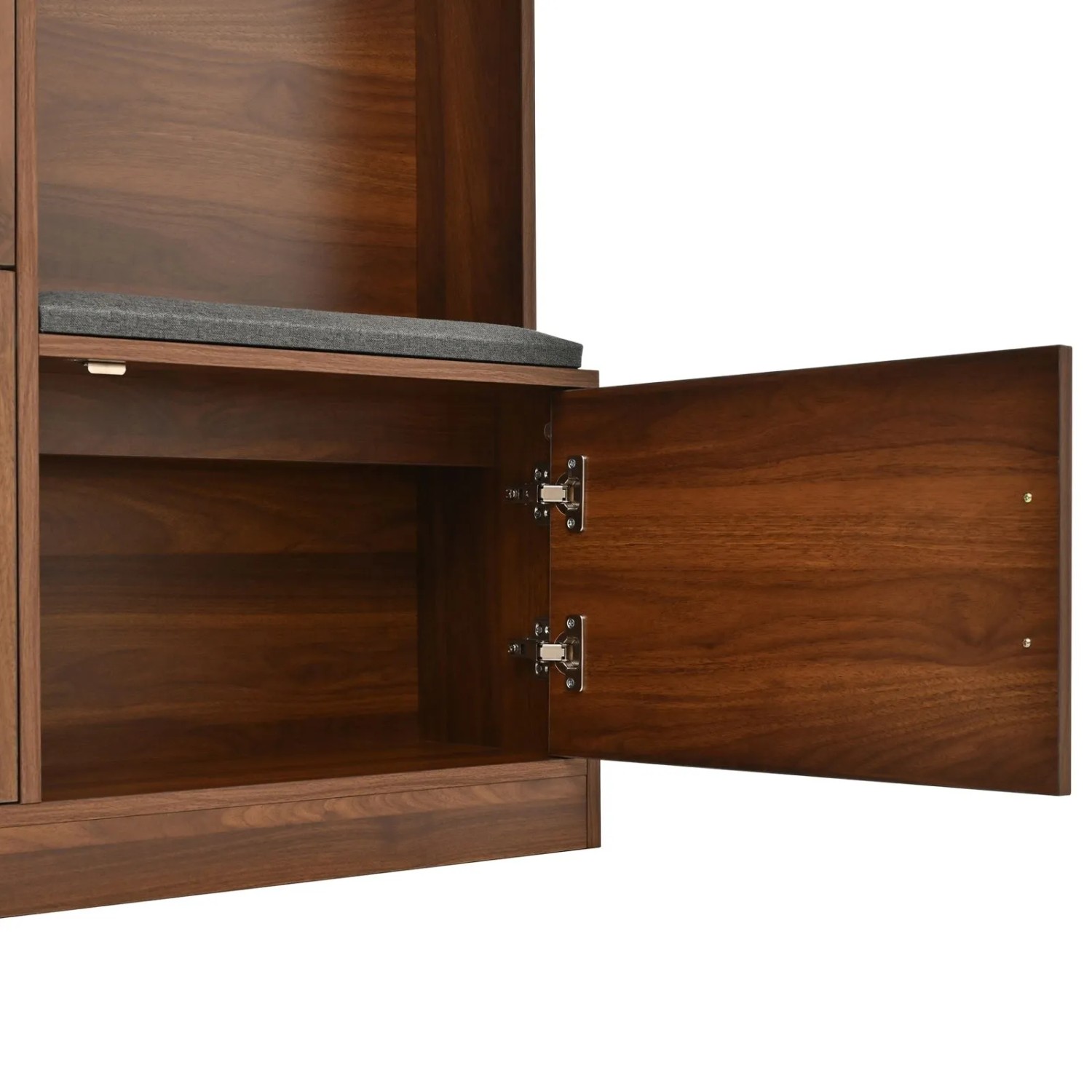 Garderobenschrank Nussbaum Optik: offene Tür, graue Sitzbank, Stauraum. Schuhkommode für Flur.