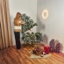 Kunsttanne Nagano (150cm) mit Kunstschnee beim Aufbau. Weihnachtsbaum mit Ständer.