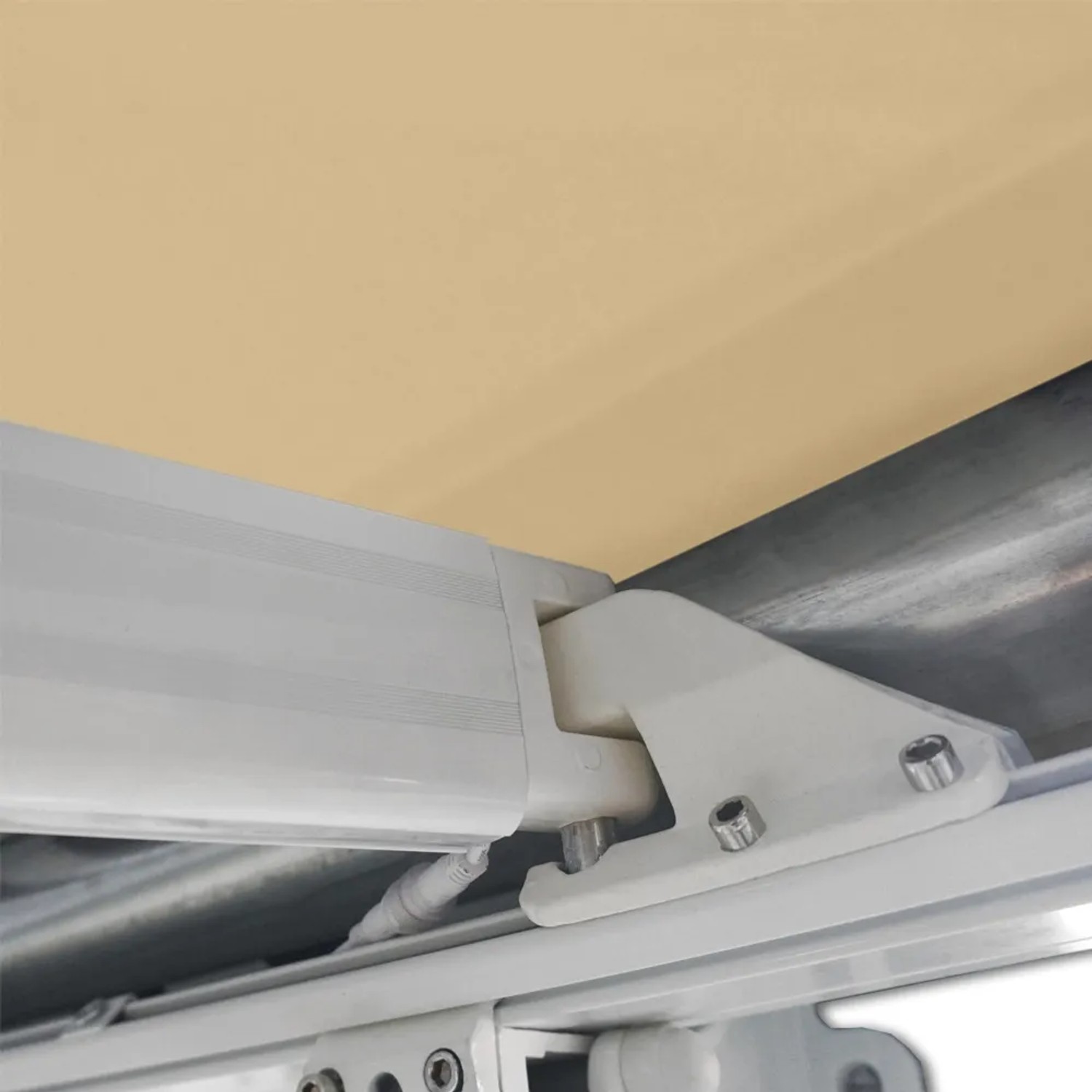 Detailansicht der Home Deluxe LED Vollkassettenmarkise, sandfarben, mit weißem Gestell.