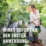 Frau gießt Pflanzen mit Compo Complete Pflanzendünger im Garten.