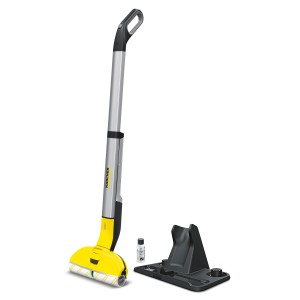 Kärcher FC 3 Cordless Hartbodenreiniger mit Zubehör: Walzen, Reiniger und Parkstation.