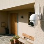 Weiße Technaxx Mini PT Outdoor-Kamera TX-390 mit Antennen an Hauswand, überwacht Eingangsbereich. Videoüberwachung.
