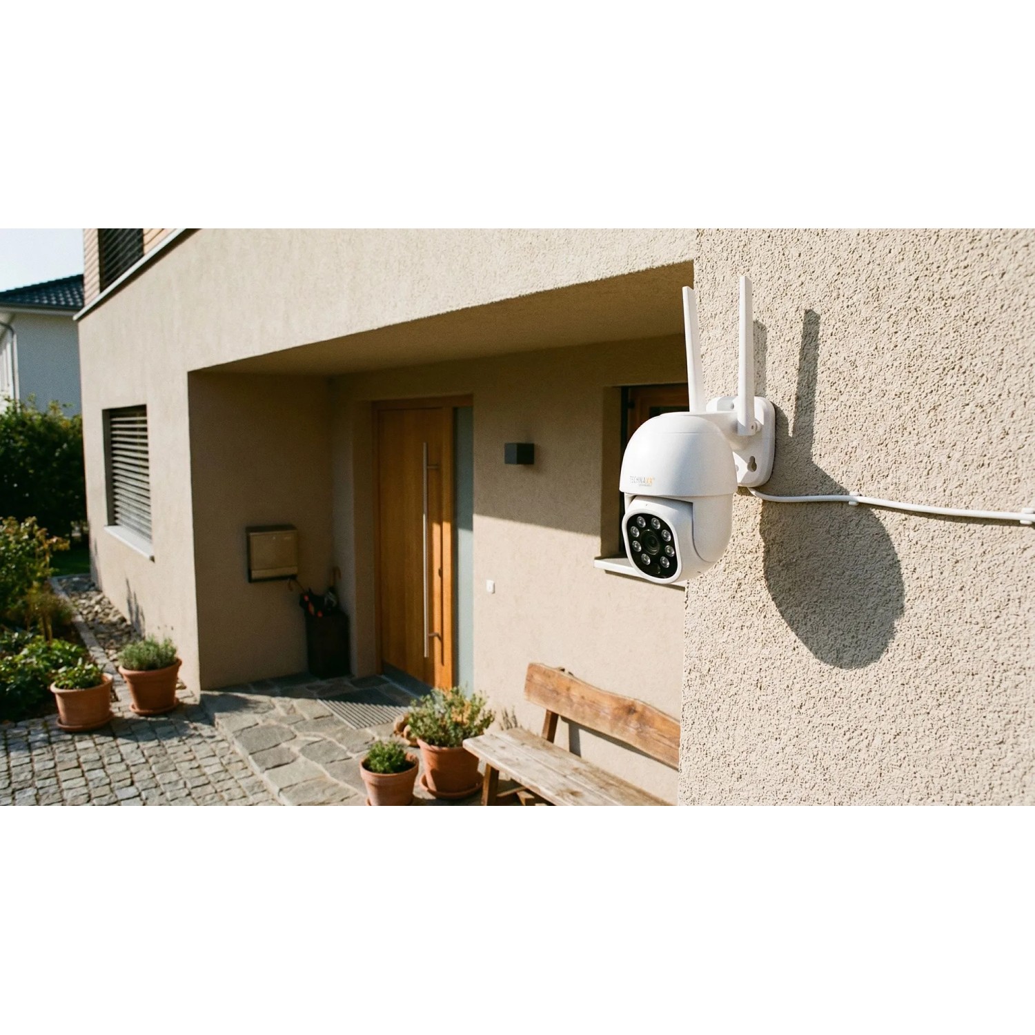 Weiße Technaxx Mini PT Outdoor-Kamera TX-390 mit Antennen an Hauswand, überwacht Eingangsbereich. Videoüberwachung.