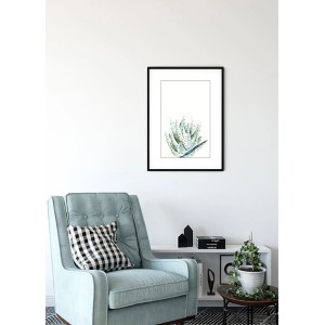 Komar Wandbild Aloe Watercolor, 30x40 cm, im Wohnraum mit Sessel.