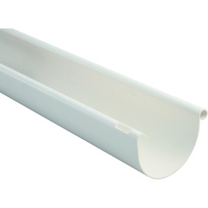 Weiße, halbrunde Marley Dachrinne RG 100 (2 m) aus Kunststoff.