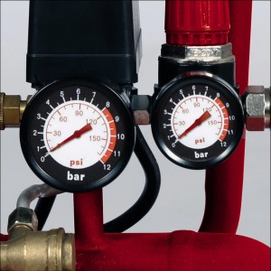 Detailaufnahme: Manometer des Einhell Kompressor TC-AC 270/50/8 zur Druckanzeige.