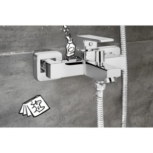 Glänzende baliv WA-5140 Einhebel-Wannenarmatur verchromt, mit Brauseschlauch an grauer Wand montiert.