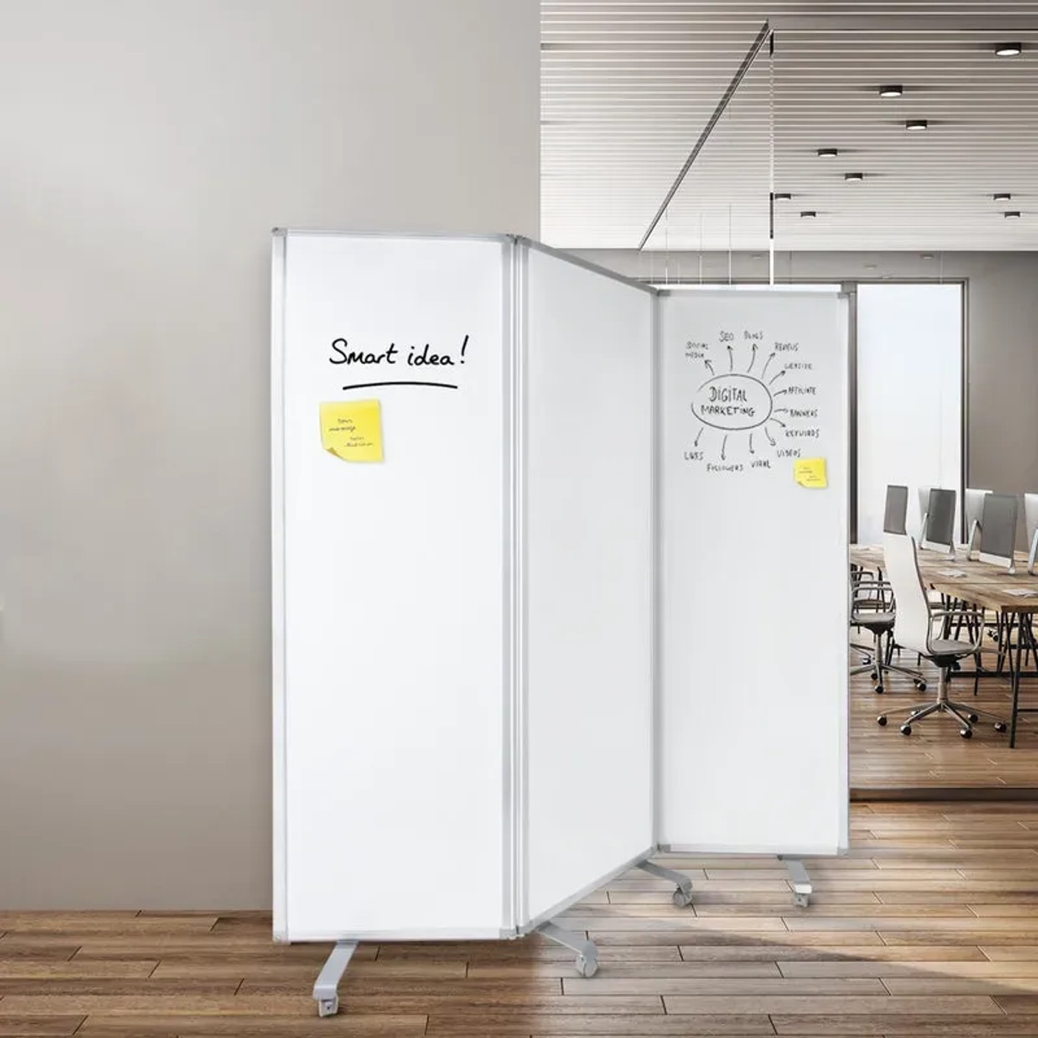 Dreiteilige, magnetische KARAT Mobile Trennwand Whiteboard, 180x180 cm, im Büro.