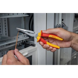 Bosch Spitzzange Pro VDE (200mm) im Einsatz: Draht wird gehalten.