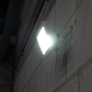 Weißer LED-Außenstrahler (30W, 3300lm) mit neutralweißem Licht an einer Wand montiert.