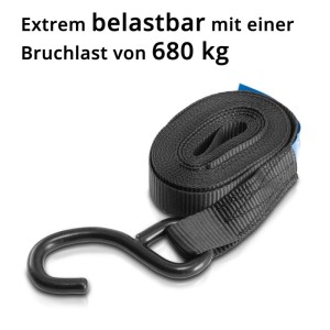 Schwarzer Spanngurt mit S-Haken, aufgerollt. Bruchlast 680 kg für sicheres Verzurren von Ladungen. Werkzeug-Set.