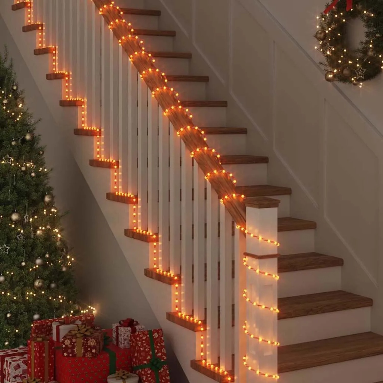 Warmweiße vidaXL Lichterkette mit 480 LEDs (20 m) am Treppengeländer und Weihnachtsdeko.
