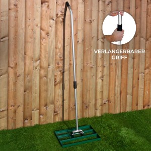 Monstershop Rasenrakel 50cm Grün mit verstellbarem Griff vor Holzzaun auf Rasen.
