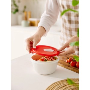 Rotho Mikrowellenschüssel Micro Clever 0,8 l Papaya mit rotem Deckel wird verschlossen.
