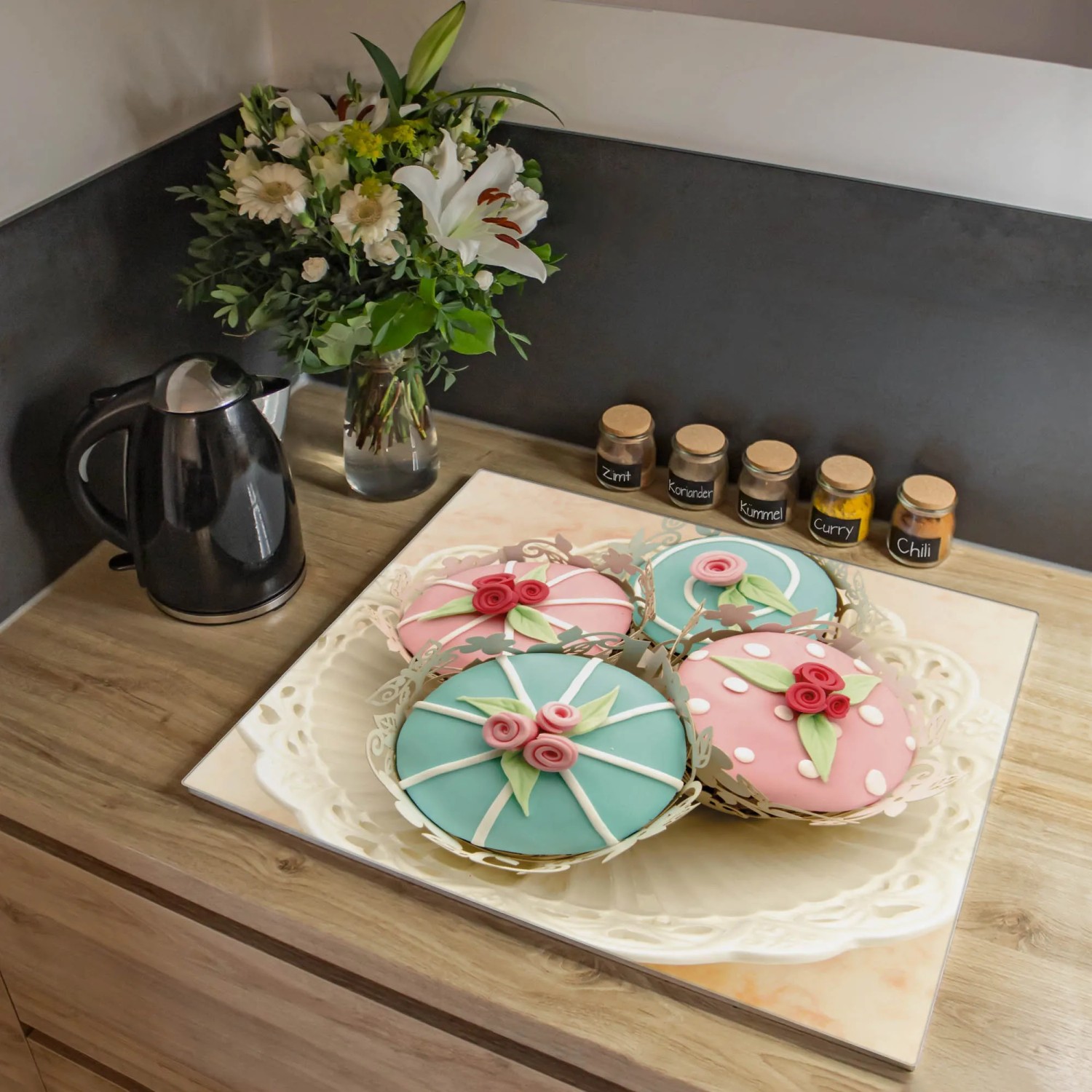 Banjado Herdabdeckplatte Glas mit Cupcake-Motiv, 60x52cm, auch als Schneidebrett nutzbar.