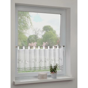 Silbergraue Sehlbach Bistrogardine mit Blumen und Häkelsaum am Fenster.