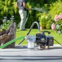 Gartenpumpe 800 W GP 3200 beim Bewässern eines Gartens.