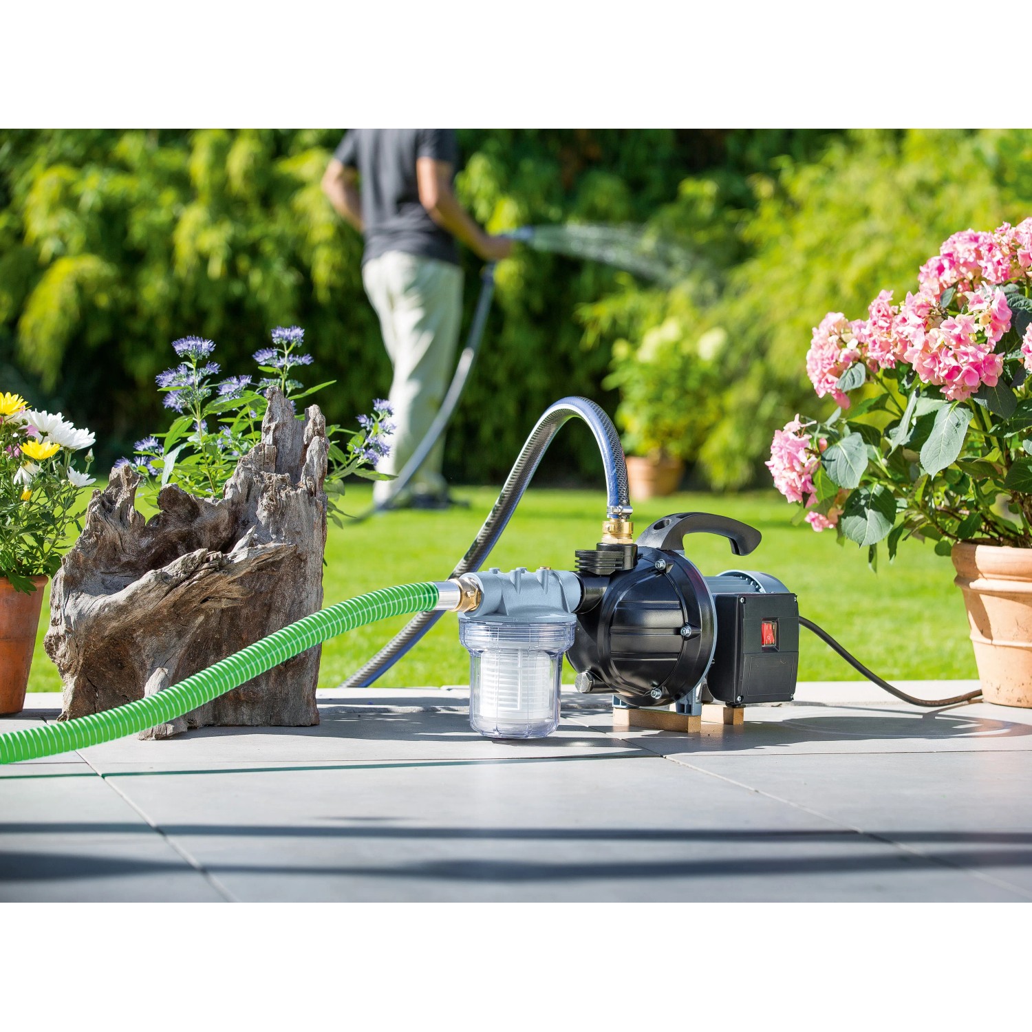 Gartenpumpe 800 W GP 3200 beim Bewässern eines Gartens.