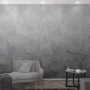 Graue Marburg Vliestapete in Streichoptik an Wohnzimmerwand, 270x159cm.