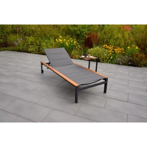 Merxx Lounge-Gartenmöbel: 2er-Set Liegen mit Beistelltisch, Akazienholz-Applikationen, verstellbare Rückenlehne.
