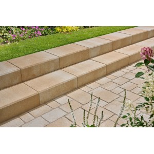 Kann Blockstufe Sandsteingelb-Nuanciert, 50x34x15 cm, für Treppen im Garten.