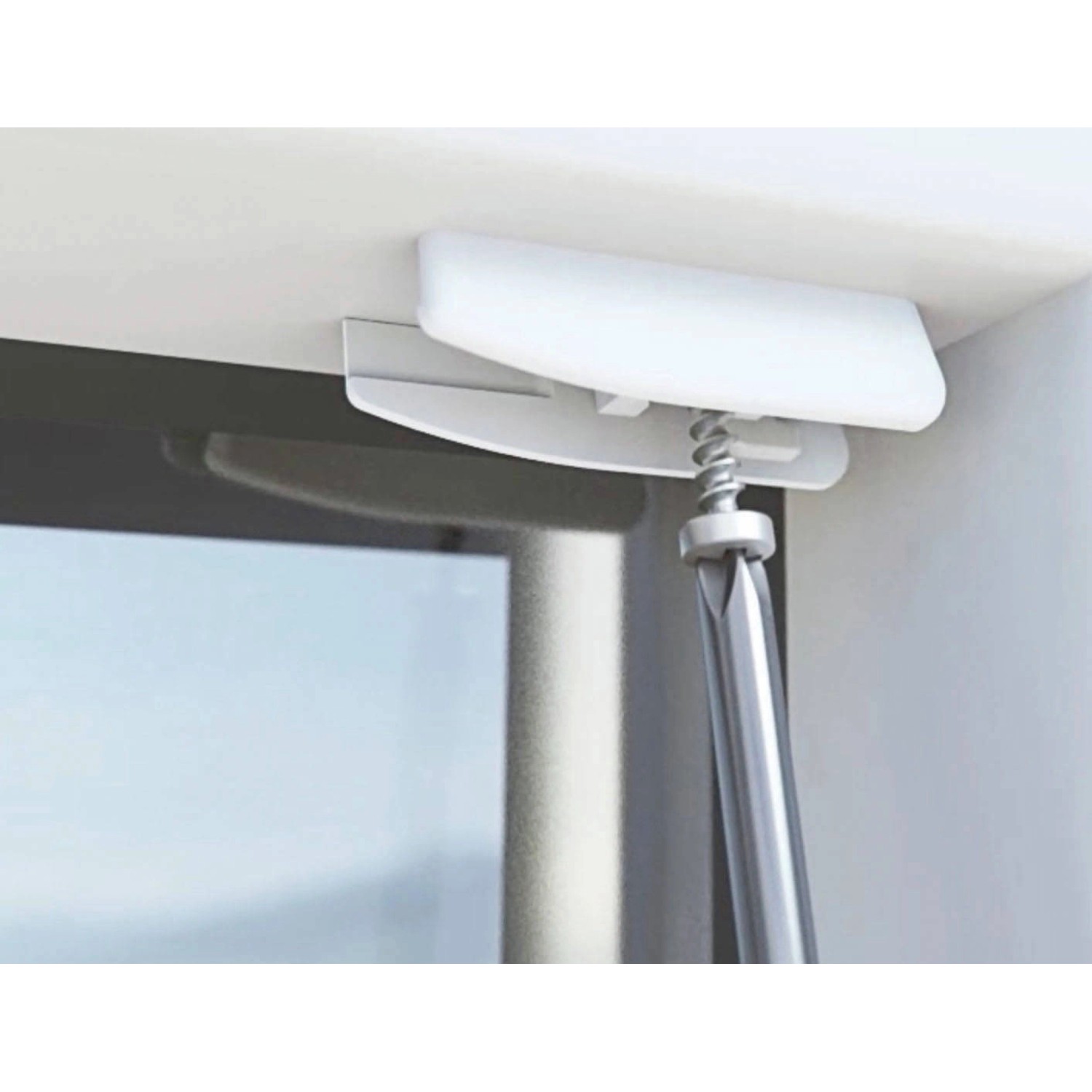 Detailaufnahme: Montage des weißen Gardinia Plissee Concept Thermo am Fenster.