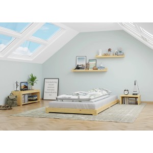 Extra niedriges Futonbett 90x190 cm aus Kiefernholz mit Rollrost im Schlafzimmer.