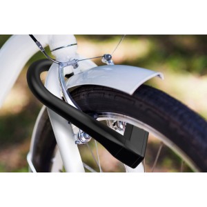 Basi Bügelschloss ZR 315 am Fahrrad befestigt. Schwarzes Stahlbügelschloss mit Vinylummantelung.