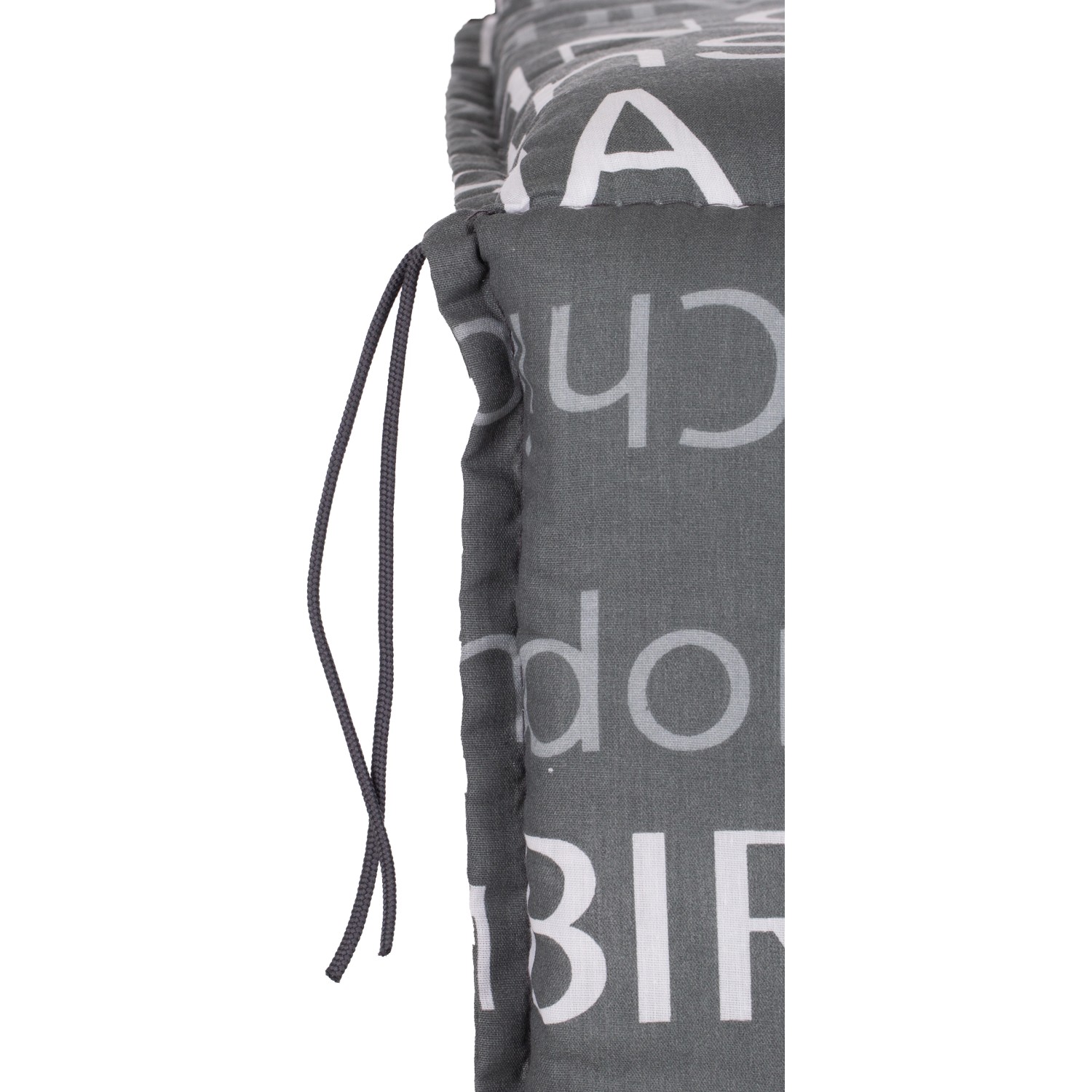 Detailaufnahme: Graue Saumauflage Bellona für Niedriglehner Gartenstühle mit weißem Buchstabenmuster.