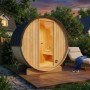 FinnTherm Fasssauna Mini XXS aus Holz mit Glastür und Dachschindeln auf Holzterrasse.