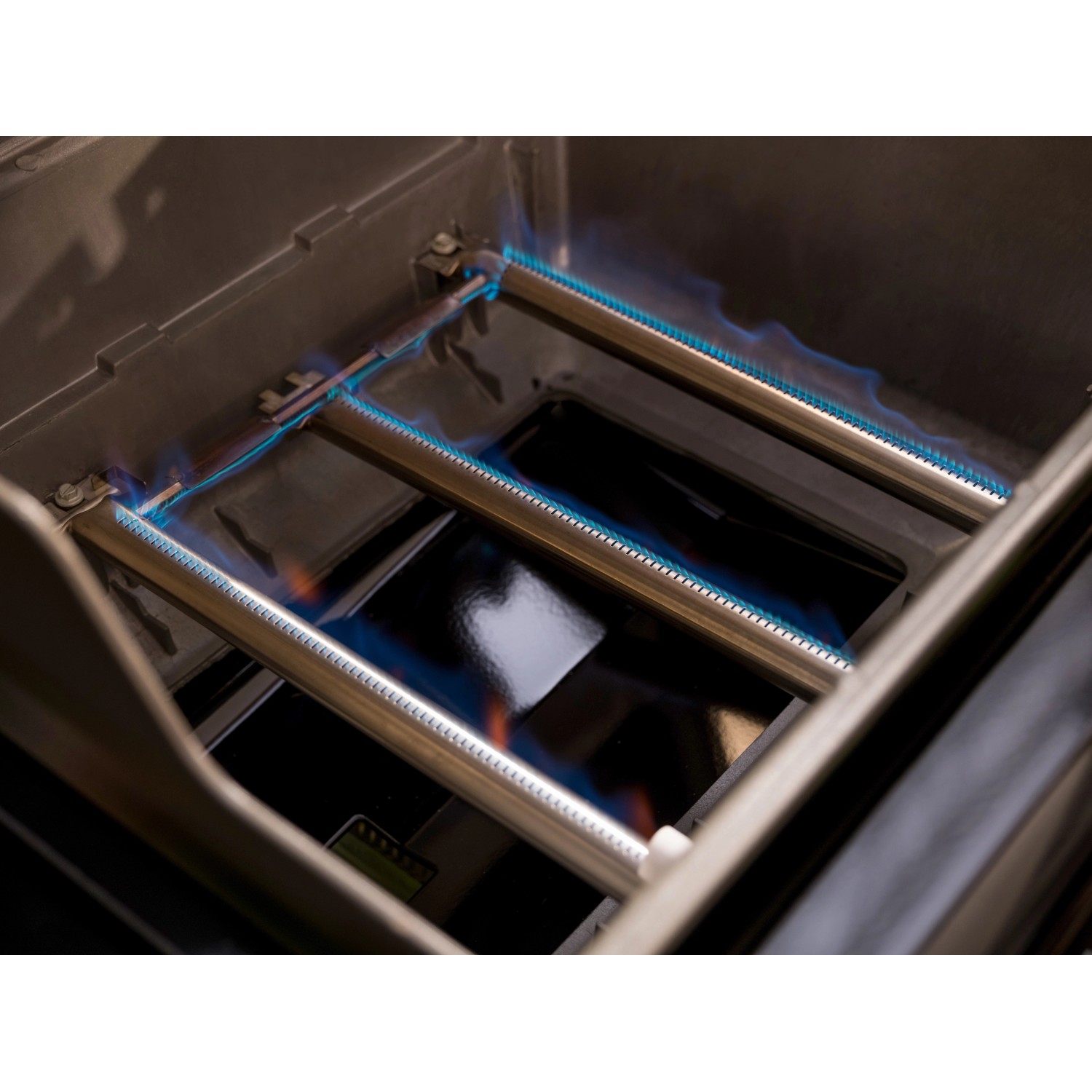 Detailaufnahme der brennenden Brenner des Weber Spirit E-220S Gasgrills.