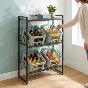 Schwarzes Metall-Getränkekistenregal mit brauner MDF-Ablage, 4 schrägen Kisten und Person, die Flasche entnimmt. Industrial-Style Regal.
