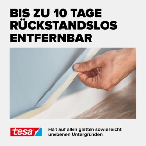 Hand entfernt tesa Malerband Classic von blauer Wand, zeigt saubere Farbkante. Rückstandslos entfernbar bis 10 Tage.